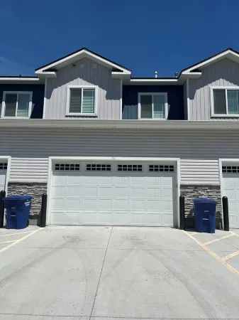 Pristine Townhome Near Sand Dunes with Ample Street Parking