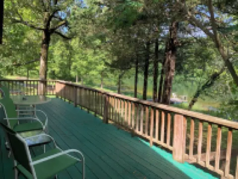 Cabin in Hardy on Kiwanie Lake with fishing boat & kayak, near Spring River Hoteles en Condado de Sharp