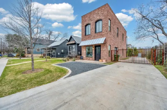 Dogtrot Hotel Suite A- Walking Distance from Magnolia Silos