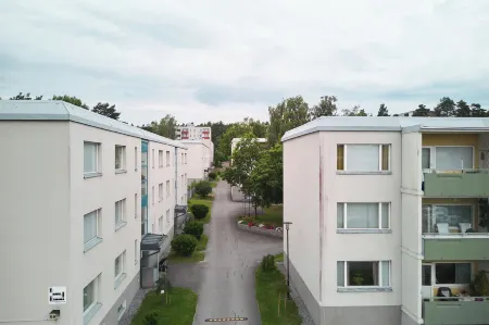 2BR Apt in Quiet Neighborhood