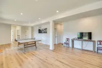 Stunning Twin Lakes Home w/ Deck, 2 Mi to Lake! - 3 estrellas