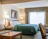 Quality Inn & Suites Hotels near Snake River Canyon Trail