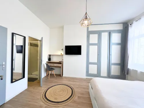Maison Hypercentre Avec Jardin, idéale Groupes, 5 Chambres 5 Salles de Bain Hotels in Saint-Omer