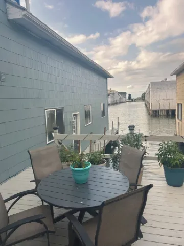 Comfy lake home  on the water mins from cp, sports force, downtown and the jet