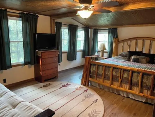 5 Arrows Cabin, quiet and quaint, backs up to the Nat'l forest!