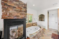 Sky Canyon Lodge by AvantStay - Hot Tub