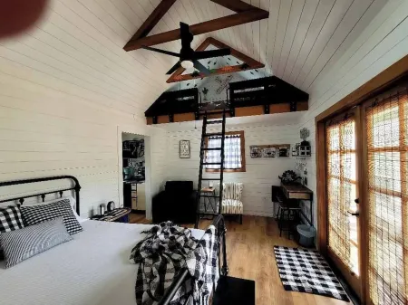 Dinosaur Crossing Guesthouse With Loft Отели в г. Глен Роуз