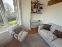 Beautiful 1-bedroom apartment. Perfect for couples, families, or friends. Hotels in Surbiton