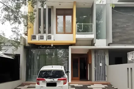 Aimer Guest House Syariah Mitra RedDoorz Отели в г. Purwakarta