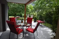 Le Cerisier: superb comfortable property with air-conditioned rooms and garden.