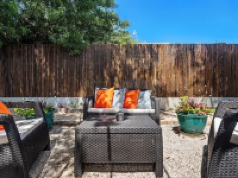 Levittown Onyx: A Jazzy 2-Bedroom Apartment in Toa Baja with WiFi, AC Hotels in Levittown