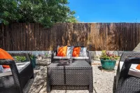 Levittown Onyx: A Jazzy 2-Bedroom Apartment in Toa Baja with WiFi, AC