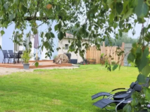 Geräumige Ferienwohnung mit 2 Schlafzimmern, 2 Bädern und Garten Hotels in Walsrode