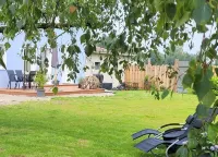 Geräumige Ferienwohnung mit 2 Schlafzimmern, 2 Bädern und Garten