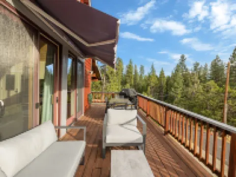 Prasad Retreat - Sunny Home W/ Deck & Air Hockey 3 Bedroom Home by Bear Valley Vacation Rentals Hotels in Arnold
