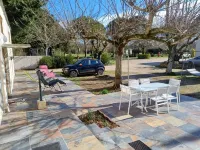 House on the banks of the Sorgue Hotels in Le Thor