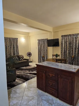 Charming Castle Berry 1-bedroom apartment unit 206 with WiFi, AC in Brighton