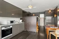 Studio in Harry Seidler Apartment Block in  Elizabeth Bay pad with Water Views فنادق في Elizabeth Bay