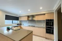 CasaAria: Spacious 4-bedroom house. Modern, Contemporary, Luxe Linens Hotels in Truganina