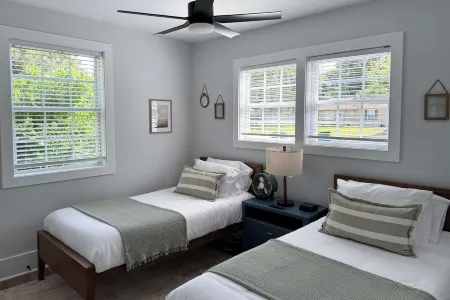 Clean 2 BR - 5 minutes to PI + Beach - Coffee, Blackstone, and Pergola - NEW! Отели рядом с достопримечательностью «Парк Лайв Окс»