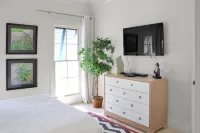 2 Bed 2 Bath Waterfront House located in Schooner Bay, Abaco Hotels in Schooner Bay