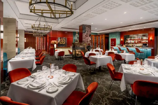 DoubleTree by Hilton New York Midtown Fifth Ave Отели рядом с достопримечательностью «Рокфеллеровский центр»