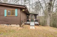 Peaceful Warne Cabin Fenced Yard and Screened Porch - Wifi