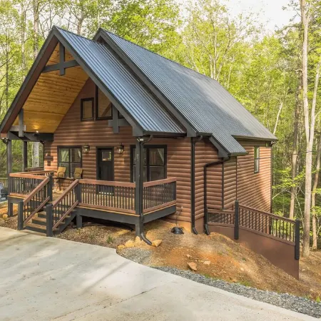 2024 Modern 3/2.5 cabin with Game Room, Hot tub Secluded Near downtown Ellijay