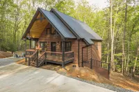 2024 Modern 3/2.5 cabin with Game Room, Hot tub Secluded Near downtown Ellijay - 4-Sterne