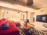 Superb mas, absolute calm, view of the château and Mont Ventoux, large swimming pool, vineyards Hotel a Le Barroux