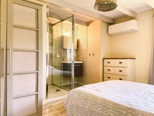 Superb mas, absolute calm, view of the château and Mont Ventoux, large swimming pool, vineyards Hotels in Le Barroux