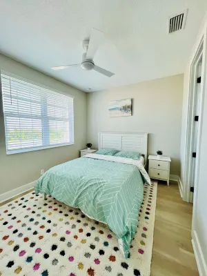 Charming 3-bedroom house on the water in delightful Cortez minutes to the Beach