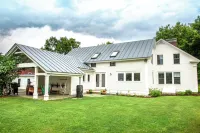 Swimming Hotspot, Family Friendly, 1 block to local shops