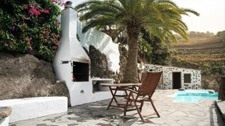 Refurbished Villa Home in gorgeous natural setting