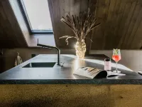 Cozy Loft Suite on the Oceanfront, close to Restaurant, Sauna and Boat Rental. Các khách sạn ở Kvenvaer