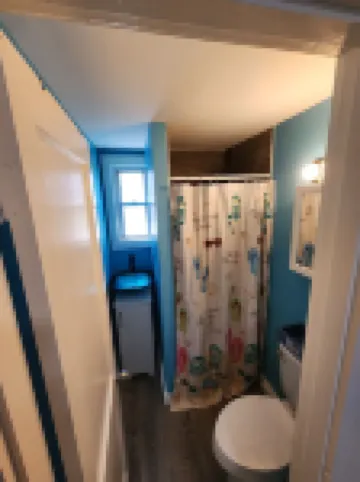 G St Inn Unit 3 Charming 1-bedroom apartment in welcoming Hampton with AC, WiFi