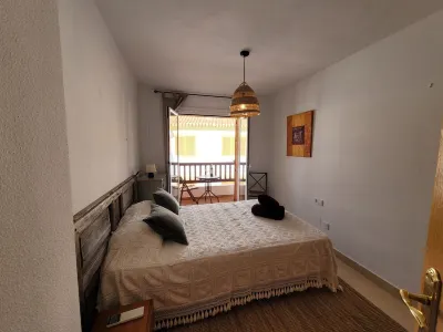 Enjoy the best sunset in this picturesque village. Hôtels à proximité de : Escultura de Carlos III