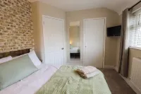 Family-Friendly Cosy Newly Renovated Home in Runcorn Cheshire Chester Liverpool Hotels in Runcorn