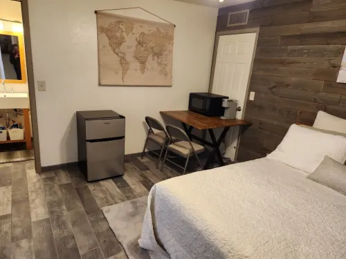 Private Room with Ensuite Bath. Furnished. Gorgeous Mountain Views  and Sunsets.