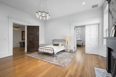 The Taylor Mansion Estate: The Legacy of Newport, Preserved in Stone and Story. Отели рядом с достопримечательностью «Ньюпорт он Ливи»