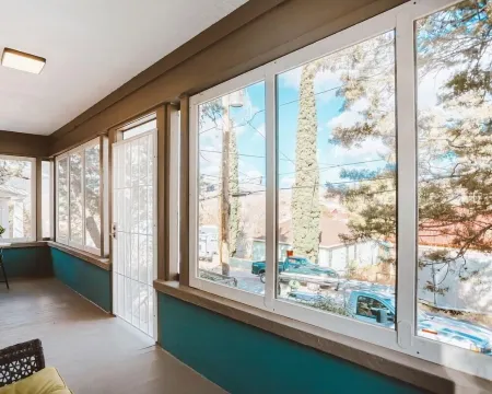 Artisan Comfort: Huge Porch, Private Yard,