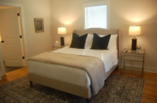 Charming 2-bedroom house, walkable to downtown Greenville!