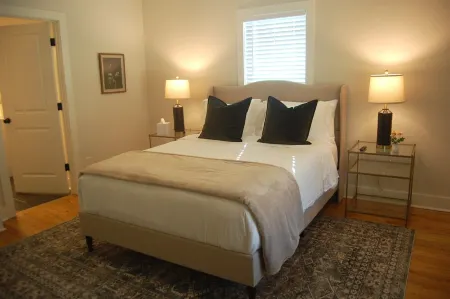 Charming 2-bedroom house, walkable to downtown Greenville! Отели в г. Данин