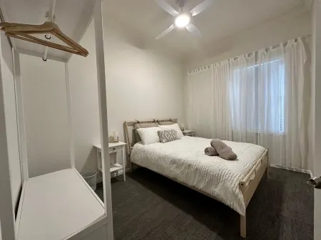 Spacious 4-Bedroom Apartment with AC & WiFi in Hamilton. Centre of Eat St.