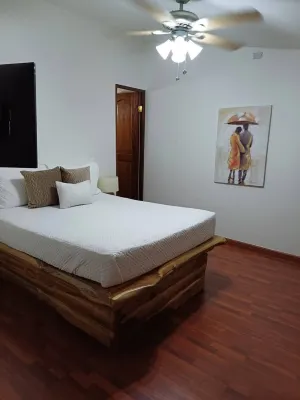 Centrally Located Cozy & Spacious Apartment Loft Hotels in 