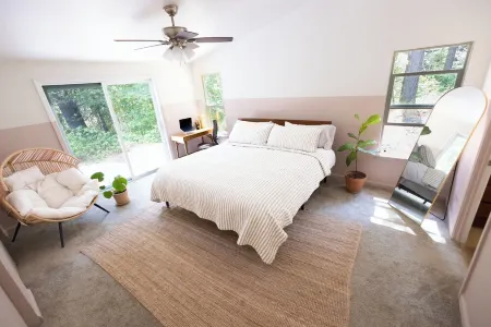 Secluded Forest Retreat, Saltwater Hot Tub, On-site Experiences, Minutes to Town