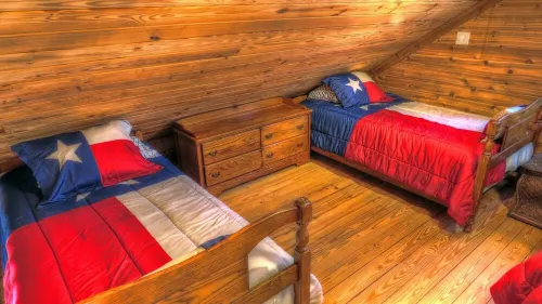Cozy cedar/rock cabin & bunkhouse with private access to the Frio River.