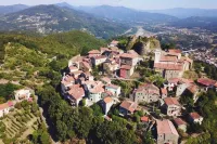 House in the hamlet with panoramic terrace and private garden, between sea and mountains!