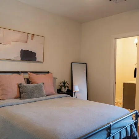 Charming 3-bedroom cottage with WiFi and AC in delightful downtown Guthrie Отели в г. Гатри