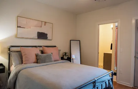 Charming 3-bedroom cottage with WiFi and AC in delightful downtown Guthrie